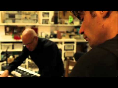 Brian Eno - Seven Sessions On A Milk Sea (1) : Instant Nuclear Family