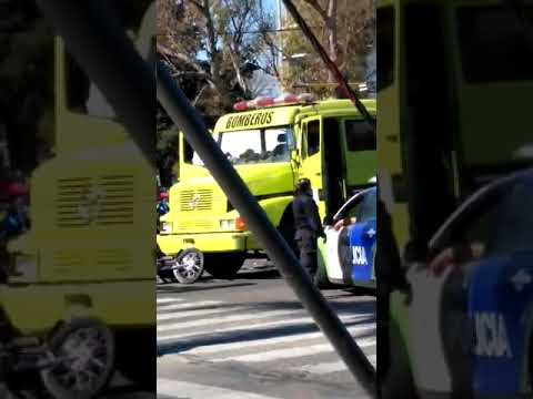 Bestial accidente entre un camión de bomberos y una moto en La Loma