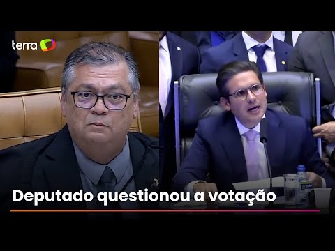 Dino dá prazo de 10 dias para Motta explicar votação de urgência do PL da Adultização