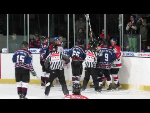 Hluboká n.Vlt. Knights - Strakonice 3:2, 1.ČF 2016-17 (Richard Heřmánek v šarvátce s Mar. Všetečkou)