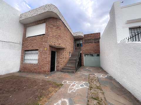 Video de YouTube - Casa en Venta de 3 dormitorios con  Jardín en Buceo, Montevideo