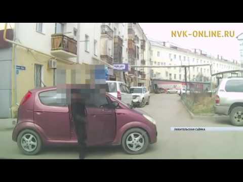 В Якутске автомобиль наехал на школьников В Якутске автомобиль наехал на школьников