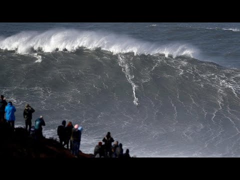 Nazaré in Portugal - Riding the giant wave
