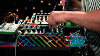 Dan Deacon - Improvisation Learning To Relax (Live on KEXP)