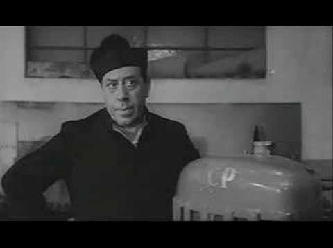 Don Camillo benedice il trattore comunista