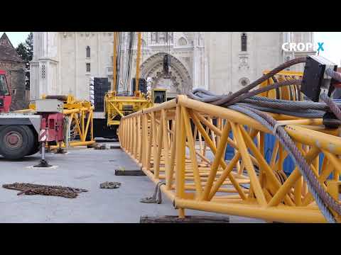 Velika dizalica pred Katedralom za skidanje kriza sa sjevernog tornja