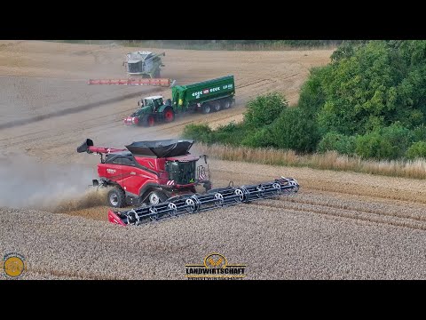 Der Mähdrescher mit dem 15m Schneidwerk von Mac Don Case AF10 in Deutschland Getreideernte Weizen 