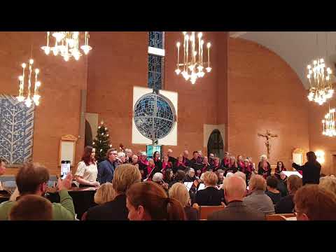 "Nu tändas tusen juleljus" på julkonsert i en kyrka någonstans i Europa