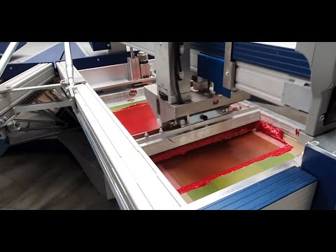 Live Textildruck auf MHM Siebdruckkarussell - Hier drucken wir unser Trachtenmotiv "Ozapt is" mit Susanne, Andreas und Christian auf einer 14 fbg. MHM S-Type. Für uns das weltbeste Siebdruckkarussell aller Zeiten.