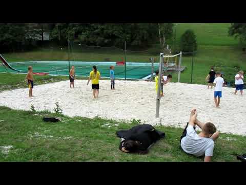 Poniklá 19   Den 4  Hrátky žlutých u bazénu