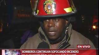 Bomberos avanzan control de incendio en almacenes de Plaza Lama