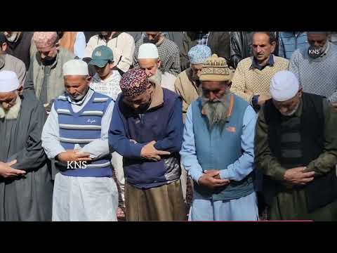 On the occasion of #JumahatulVida ,Thousands of Muslims offer Friday prayers at Dargah Hazratbal in Srinagar.