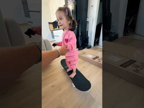Její první skejt! 🛹 #skateboarding #father # #prague