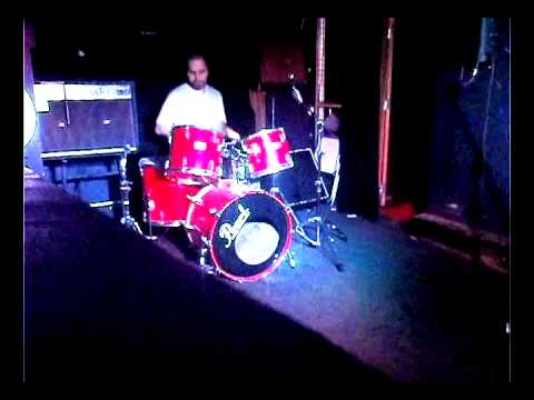 Ivan Jelenkovic solo on Pearl drums (no cymbals) in Paris Poppins basement
