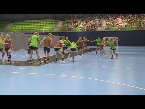 Edzőmeccsekkel készülnek a kézisek