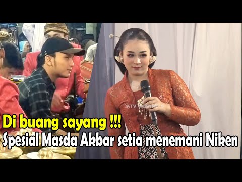 SPESIAL MASDA AKBAR SYAHALAM TEMANI NIKEN SALINDRY SAAT PENTAS BARENG KI CAHYO KUNTADI