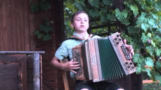 Gabriel aus Strajach auf seiner Harmonika