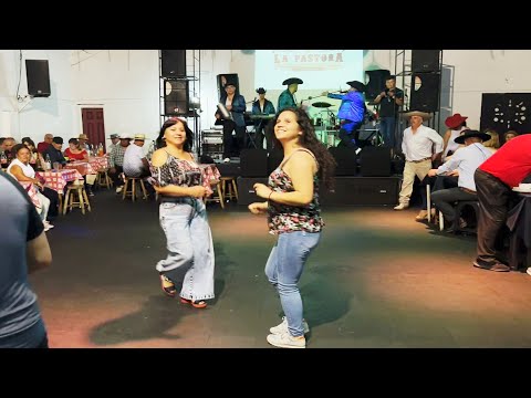 La fiesta linda pariente, que bien lo pasan los chilenos bailando rancheras - El Trueno