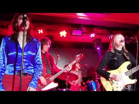 Nat Simons reafirma en Madrid su identidad de rock clásico en castellano