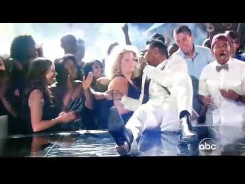Singer Miguel Jumps on Fans' Heads In Freak Accident During Billboard Music Awards 2013 HD