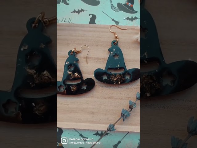 Vídeo relacionado con ASTER ALHELÍ - Pendientes Mujer Aros Chapados en Platino - Colgantes Halloween Bruja en Plata Vieja - Handmade Graciosa Bruja con su Escoba - Pendientes Originales