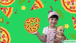 Alice faz pizza para suas bonecas Baby Alive