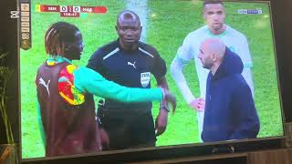 شاهد اللحظة اللتي اقنع فيها اللاعب ساديو ماني العودة إلى الملعب بعد أن انسحب منتخب السينغال 🥹