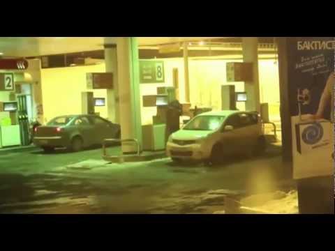 Kobieta polewa samochód benzyną