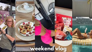 WEEKEND VLOG: quality time with my mom, pottery painting, homemade bagels, workouts & pool day!