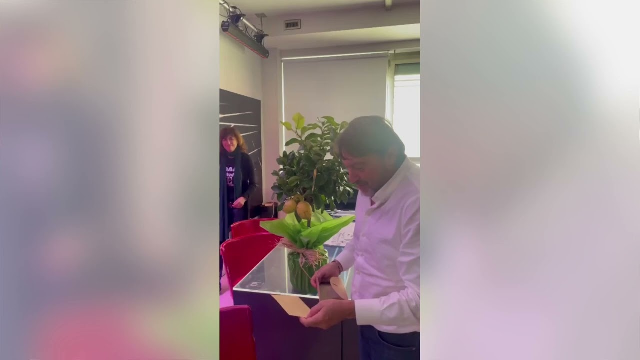 LA REDAZIONE DI REPORT REGALA A SIGFRIDO RANUCCI UNA NUOVA PIANTA DOPO L’ATTENTATO DEL 16 OTTOBRE