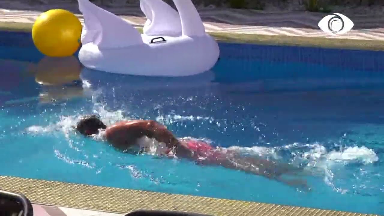 Qetsori hidhet në pishinë