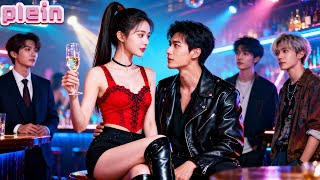 Devenue la chérie de tous dans un roman, elle n’aime que l’homme silencieux dans l’ombre!