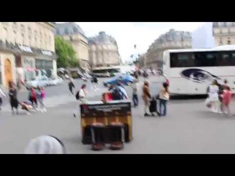 Уличный пианист в Париже