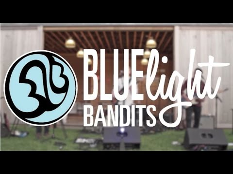Blue Light Bandits at Carolyn’s Sakonnet Vineyard | ALEX AND ANI