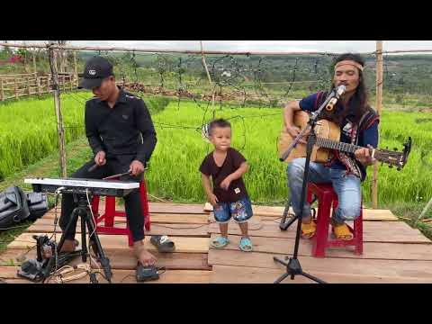 ĐÔI CHÂN TRẦN COVER NGẪU HỨNG CÙNG NHÓM NHẠC ĐUR SIU OFICIAL 81 | Già Làng Tây Nguyên