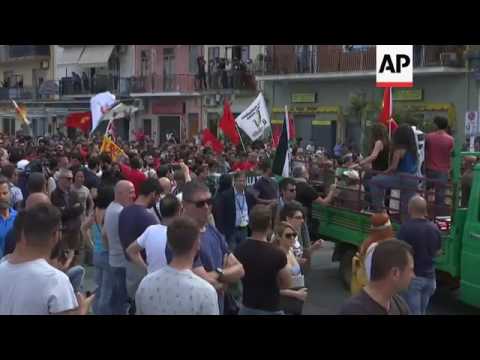G7 protesters and police clash in Giardini