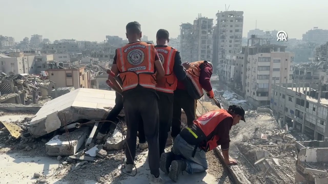 Gazze'de sivil savunma ekipleri hasarlı binalarda çalışma yürütüyor