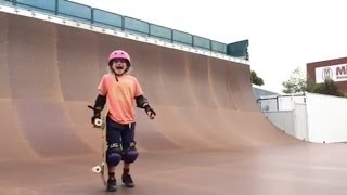 Смотреть онлайн Девчонка 9 лет делает трюки на скейтборде