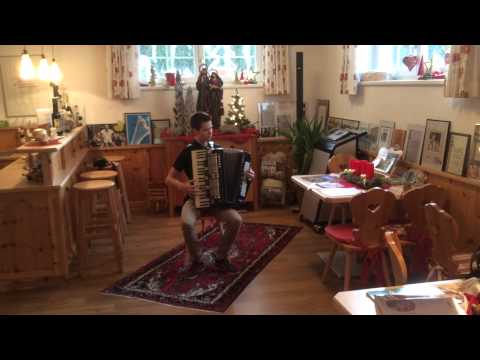 Mit Glück und Sonnenschein ins neue Jahr. Alexander Weisbecker spielt diesen Oberkrainer Klassiker.