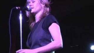 Shelby Lynne does smooth cool Dusty tribute