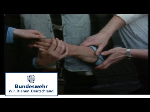 Classix: Hilfe bei einem Unterarmbruch (1984) -  Bundeswehr