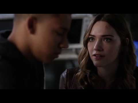 The Flash 3x16 Jesse  Wally West Kiss/Jesse Decided To Go to Earth 3
