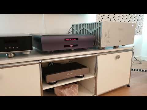 Boulder 1160, Playback Designs MPD-8, Stream IF, TAD CE 1, Telos Grounder, Spec RSP-AZ9EX, Boaacoust