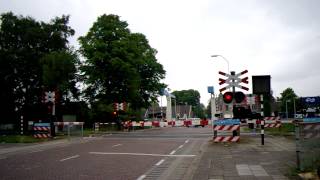preview picture of video 'Dutch Railroad Crossing/ Level Crossing/ Bahnübergang/ Spoorwegovergang Vriezenveen'