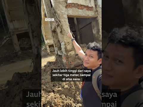 Kondisi Jembatan Kembar, jalan penghubung Padang dan Bukittinggi setelah banjir dan tanah longsor