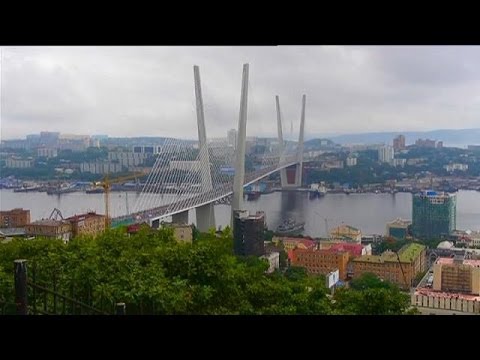 Linker Verteidiger hurts, wenn sie gedrückt Uzi Hüfte in Novosibirsk