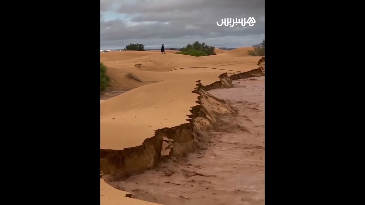 في مشهد نادر.. سيول الأمطار الغزيرة تشق رمال الصحراء في مرزوكة thumbnail