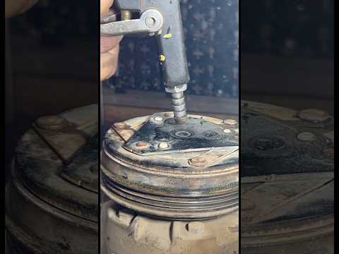 Truco para sacar embrague de compresor de aire #mecanicos #viral #racing #automobile