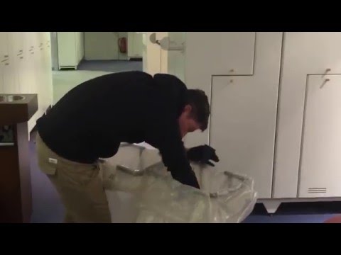 Dimitri zeigt uns seine Mülltrennung