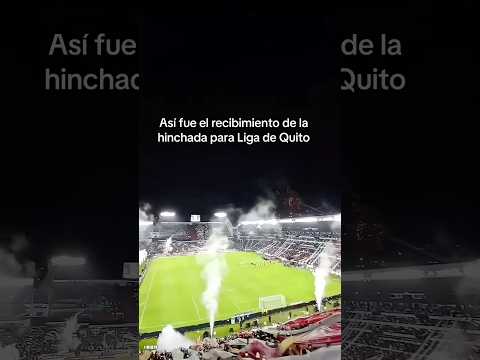 "Un recibimiento espectacular de la hinchada #ligadequito #hinchada #copalibertadores #ecuador" Barra: Muerte Blanca &bull; Club: LDU